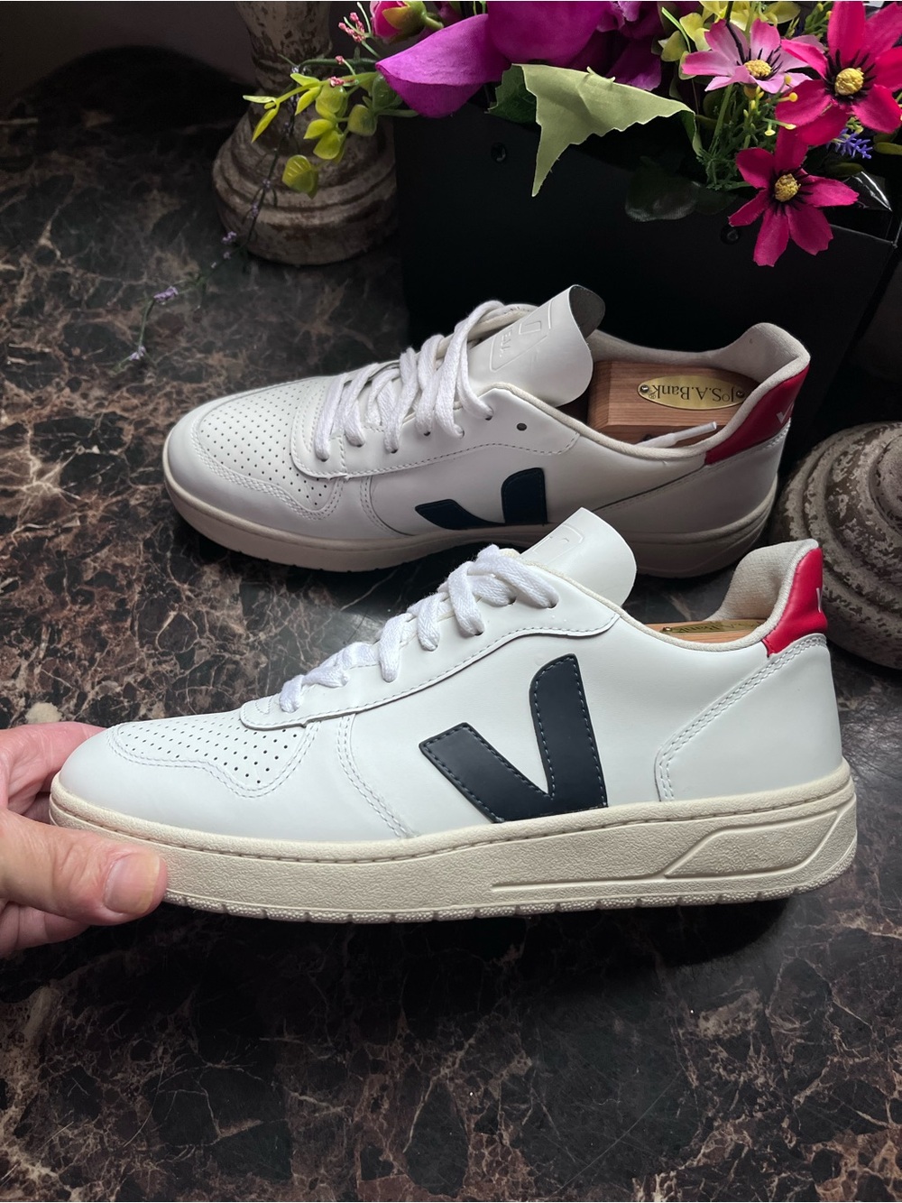 Veja V-10
Comfort/Athletic Shoes
Leather Shoes
Size 40 EU/9 USA for Women
White/